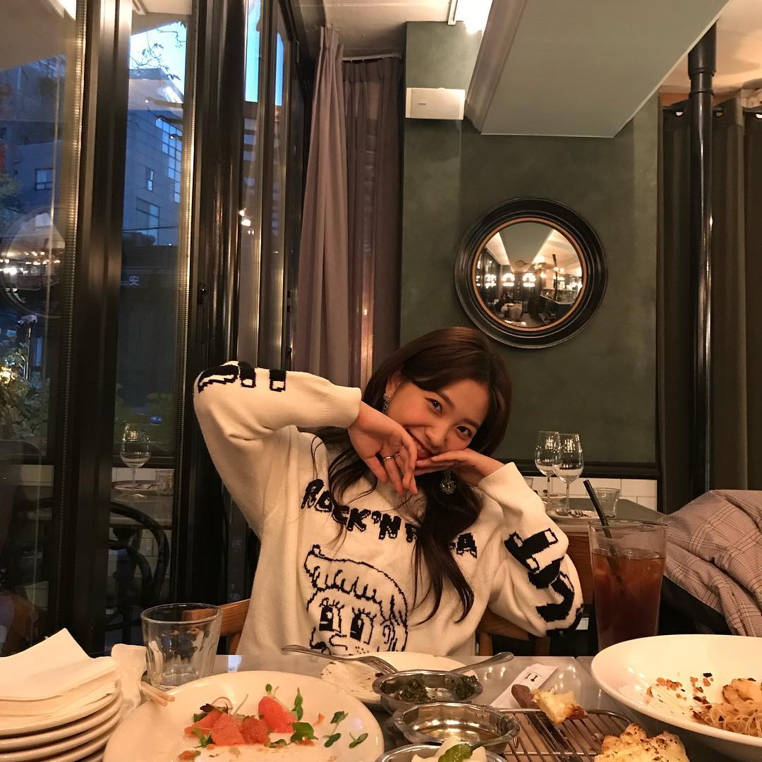 yeripics's tweet photo. date with yeri https://t.co/9zjF23bHZJ