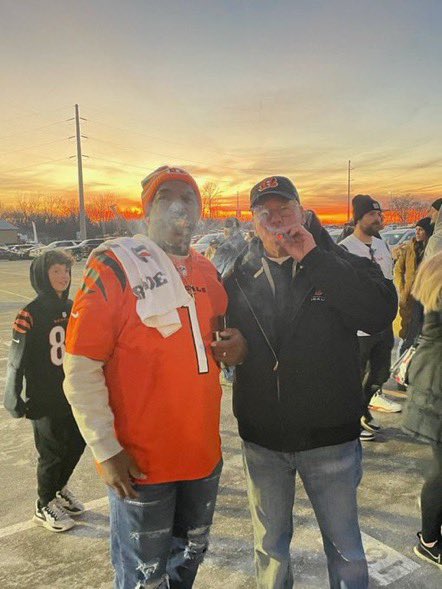 Like father like son

Joe Burrow, Ja’Marr Chase and both of their Dad’s smoking cigars. 

(Via: <a href="/PMTsportsbiz/">Pardon My Text</a>)
