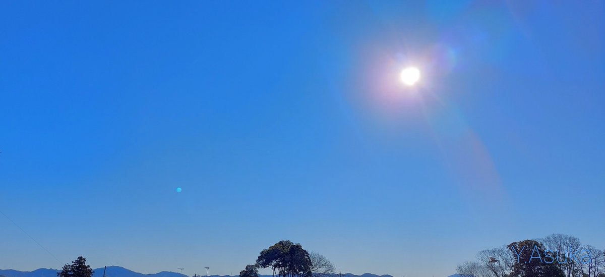 yumeasutw's tweet photo. お日様燦々☀️快晴の月曜日の朝✨
#日光連山 がハッキリ望めます🏔️🏔️🏔️
予想最高/最低気温🌡️8℃/-5℃
晴れ☀️
穏やかな冬晴れのお洗濯日和となりそうです👕
#空の名前
#青空 #Sunshine
#日の出 #sunrise
#ロウバイ #蝋梅
#庭花 #花 #Flower
#1月最終日
#a2022 #a0131 #a202201 #a2022016 https://t.co/VwgVZOFip8