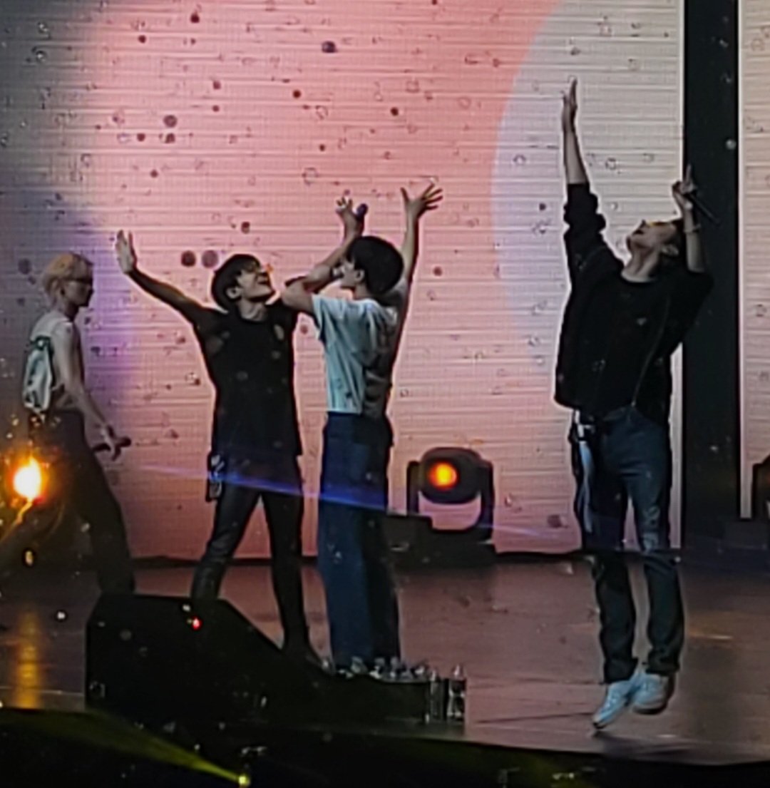 aae8307's tweet photo. Seonghwa jumping up to burst a bubble is sooo adorable 🥺 #ATEEZWORLDTOUR2022 #ATEEZ #ateezinatlanta #SEONGHWA #YEOSANG #SAN #WOOYOUNG https://t.co/2qrbQKqUsE