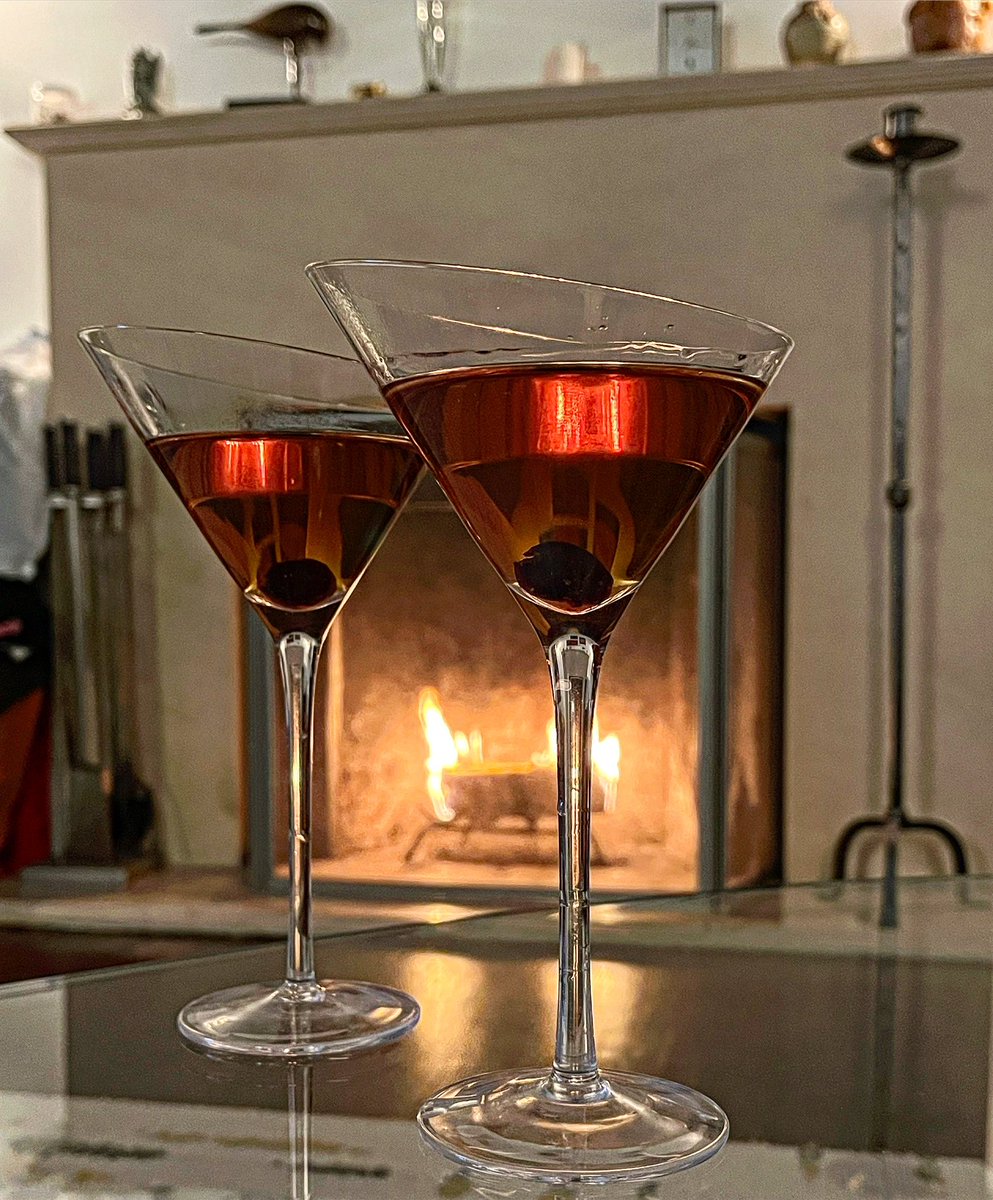 Perfect @knobcreek Manhattans (60-40 rye to bourbon) by the fire, both to celebrate my wife’s kickass weekend of transforming lives - as she does - and to test my impaired taste buds post-Covid. I can very tentatively say they’re all the way back, but more research is required. https://t.co/FFkaIIm6ZO