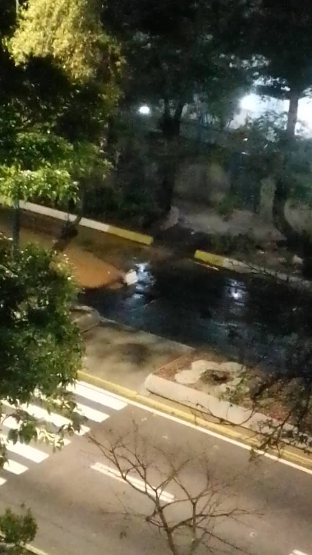 Asosanluis_V's tweet photo. ¡ATENCIÓN VECINOS!

Tengan cuidado al transitar por el boulevard, a nivel de Santa Sofía en sentido a Chuao, hay un bote de agua que no permite visualizar un hueco sumamente peligroso.

Ya han caído dos motorizados y un carro.

Ayúdanos a alertar a otros con tu RT

#ElCafetal https://t.co/Z0nDNzExcC