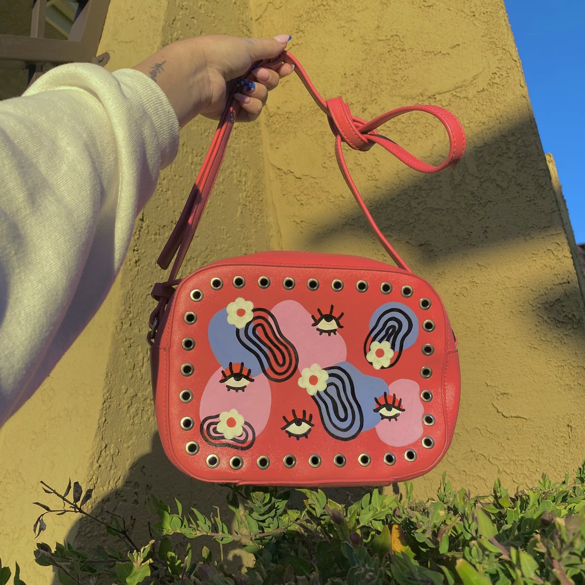 alilpickle's tweet photo. first painted bag for my VDAY collection🌹 https://t.co/6EplbJOaWV