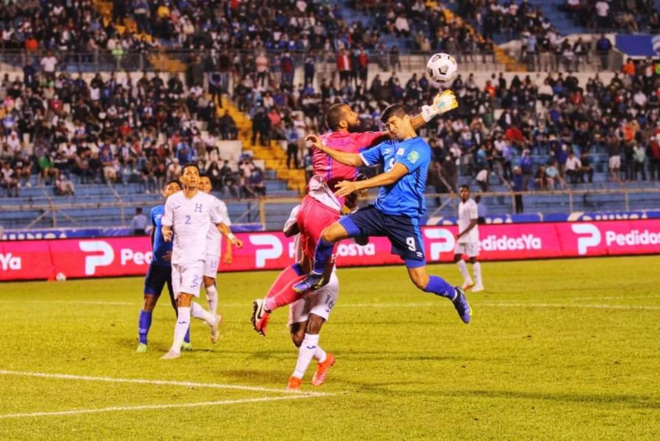 VozDiasporaSV's tweet photo. 🧭| Finalizó el partido en San Pedro Sula, Selección Nacional de Honduras - Fenafuth 🇭🇳 0-2 La Selecta SLV 🇸🇻
⚽️ Nelson Bonilla 35'
⚽️ Darwin Cerén 90+2'
💪🏼👊🏻
#ElSalvador🇸🇻 l #LaSelectaMayor https://t.co/EjSw3w2ikn