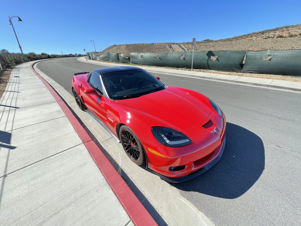ethan_ugalde's tweet photo. red curbs are for red cars https://t.co/iKmsUDRL1O