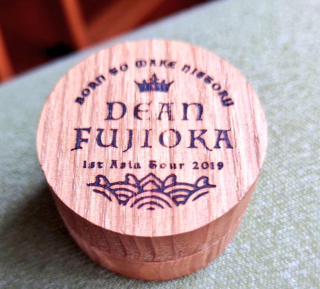 k_fambam's tweet photo. #DEANFUJIOKA #Borntomakehistory 木製ケース入りリップがお気に入り💓早く空にしてハンドクリーム詰め替えようと思ってたけど、香りとキープ力つけ心地が優れ物。隠れた名品✨グッズで、次はハンドクリームでシリーズ欲しい😆 https://t.co/YeP5feVqaC