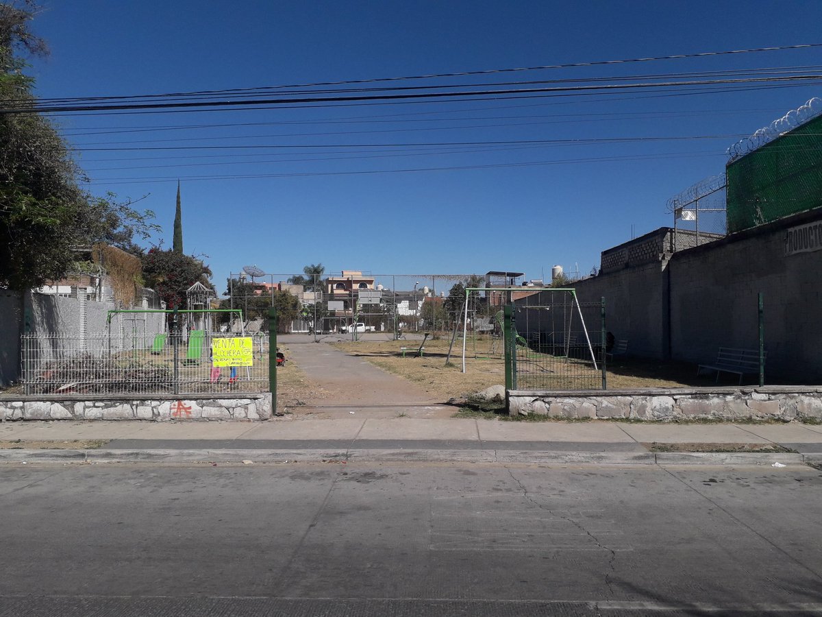 CHAVAMIRAMONT11's tweet photo. MIENTRAS NO ESTÉ CIRCULADA NUESTRA UNIDAD DEPORTIVA UBICADA EN AV. JESUS Y LAS ROSAS COL. LOS GIRASOLES, SEGUIRÁ SIRVIENDO COMO TIRADERO DE ESCOMBRO Y BASURA. @ZapopanGob @AlbertoUribeC @JuanJoseFrangie @ComudeZapopan @BitacoraPol @InspZapopan @PoliciaZapopan . Saludos... https://t.co/mC3DZfFf9O