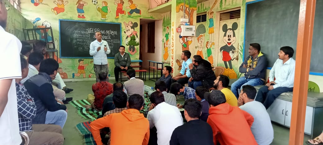 psushila92's tweet photo. Legal awareness training organised by @ActionAidIndia at Amraiwadi, Ahmedabad, Gujarat  in which 37 workers participated. Discussed on different labour laws, government schemes and entitlements. @sndeep @AshwinV36060051 https://t.co/zw5bE83e6F