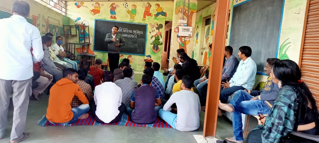 psushila92's tweet photo. Legal awareness training organised by @ActionAidIndia at Amraiwadi, Ahmedabad, Gujarat  in which 37 workers participated. Discussed on different labour laws, government schemes and entitlements. @sndeep @AshwinV36060051 https://t.co/zw5bE83e6F