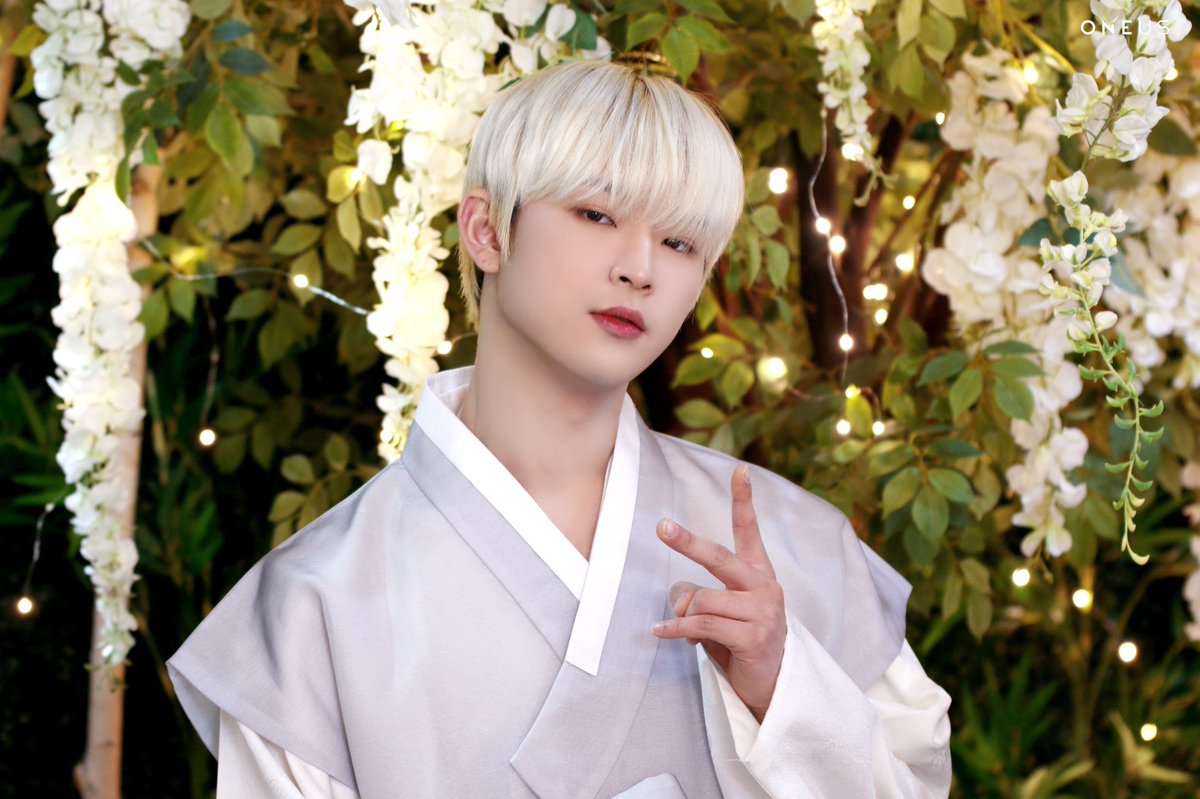 [#ONEUS_MAGAZINE]

EP.52 우리 투문 여러분
즐거운 설 보내세요🤍

✔ MAGAZINE PHOTO #1
📍 #레이븐 #서호 #이도

✔ ONEUS 공식 팬카페
🔗 m.cafe.daum.net/RBWBOYZ/UDNJ/7…