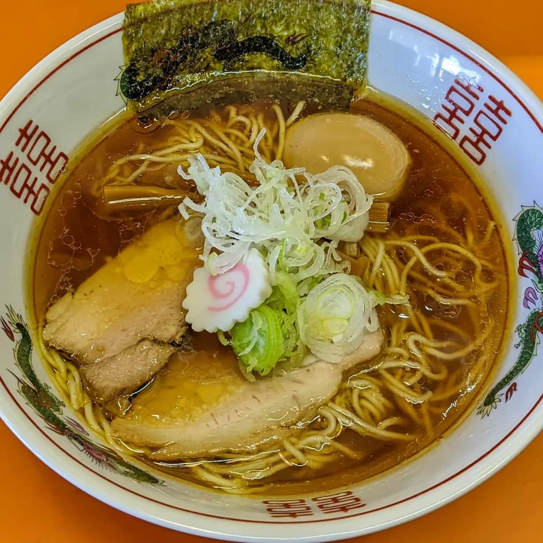 味玉中華そば 口の中で旨味とほんのり甘みが広がる。 美味しかった〜😋 モーニング食べ過ぎて焼きめし抜き（笑）😁 子供たちのテイクアウト焼きめしも買ったし、午後からはクレアとのんびりだな✨😊 前