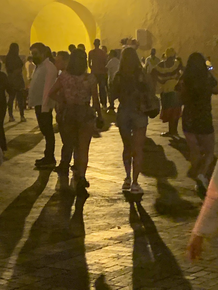 MabelLaraNews's tweet image. Doloroso ver cómo el turismo sexual  se ha desbordado en Cartagena. Ante la mirada de la policía y de miles de turistas extranjeros la prostitución, incluida la infantil, se ha expandido en el Centro histórico Y NADIE hace NADA. Esquinas con niñas ofreciéndolas al mejor postor.