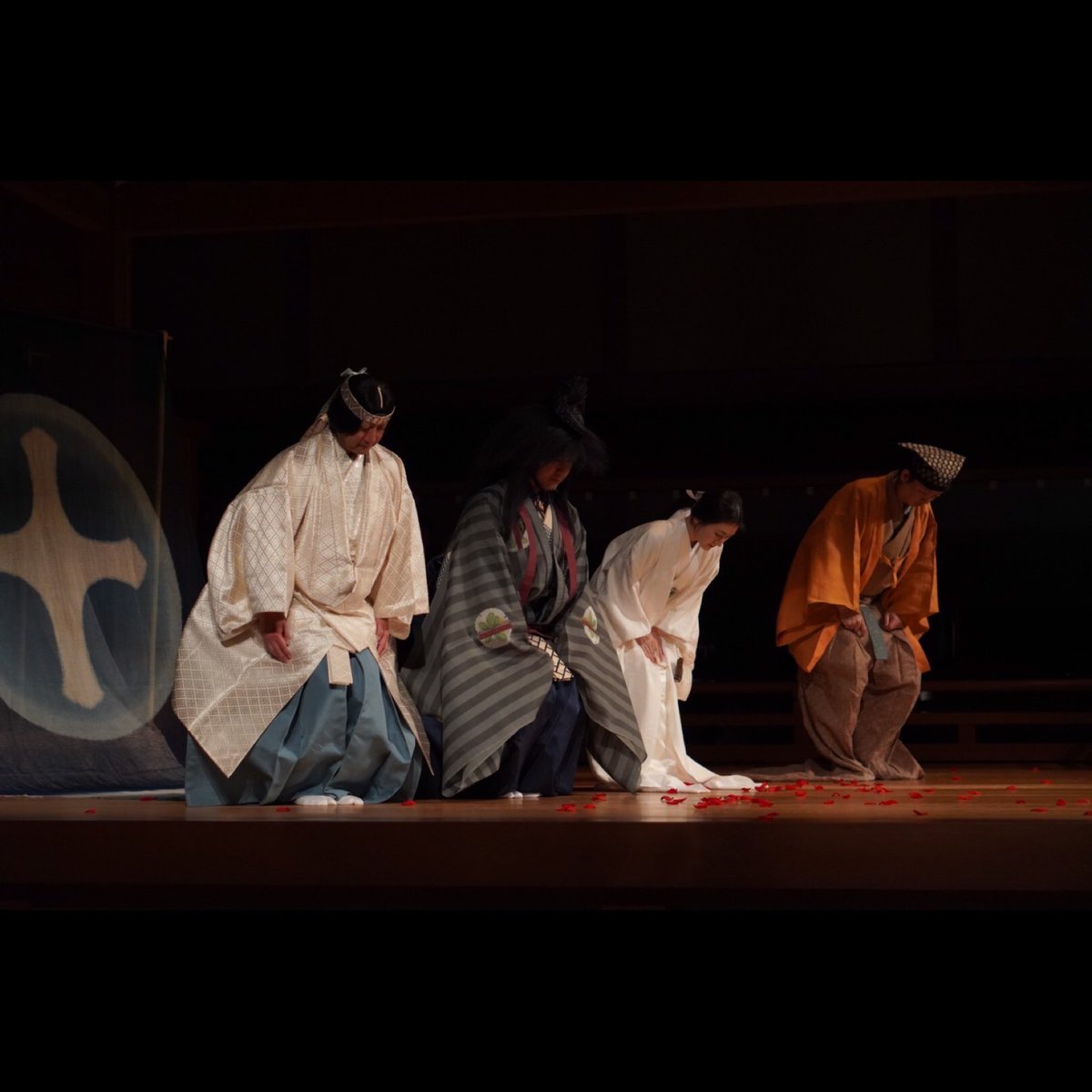 ayakotanaka223's tweet photo. モノオペラ『ガラシャ』
国立能楽堂での能楽師バージョン初公演。能楽師シテ方の林宗一郎さん、谷本健吾さん、狂言方の茂山逸平さんと私田中彩子という出演者に、ピアノの川田健太郎さん、フルートの北川森央さん、チェロの植木昭雄さん、パーカッションの窪田健志さんという、贅沢アーティストチーム https://t.co/BgqaqMVDTD