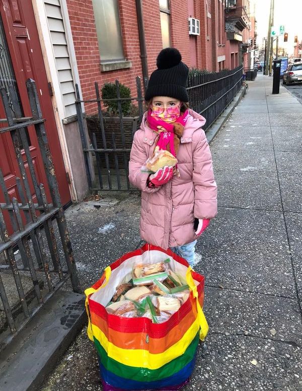 LunchtimeMinis1's tweet photo. Girl Scout Troop 10890 prepared this HUGE bag of sandwiches for us!
#morethanasoupkitchen
#communityatwork
#volunteering
https://t.co/HfZPOU2Wdh https://t.co/xeycGDRav7
