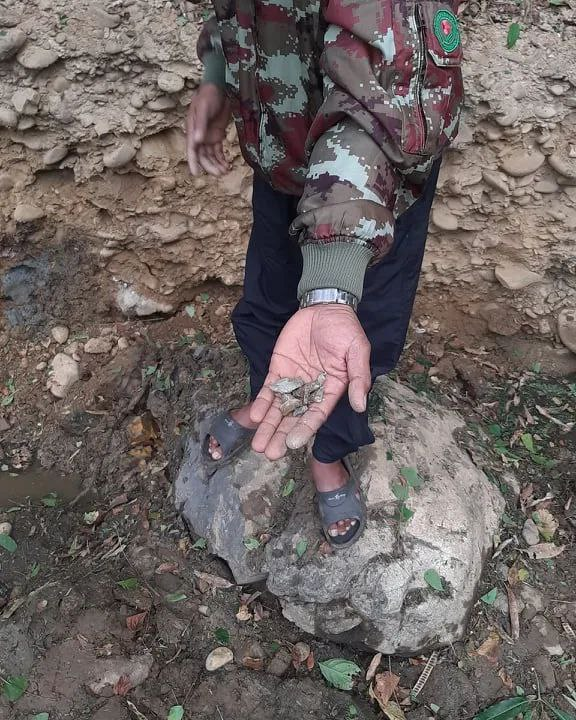 spring21MM's tweet photo. Military Terrorists from military base on the bank of Salween River in #Hpa_pun District Fired Artillery shells on the night of Jan30 and artillery shells landed in #Maekharhtar village on the side of the Thai border &amp; Exploded—Forcing the nearby residents to flee.
#2022Jan30Coup https://t.co/KpGrthHYp9