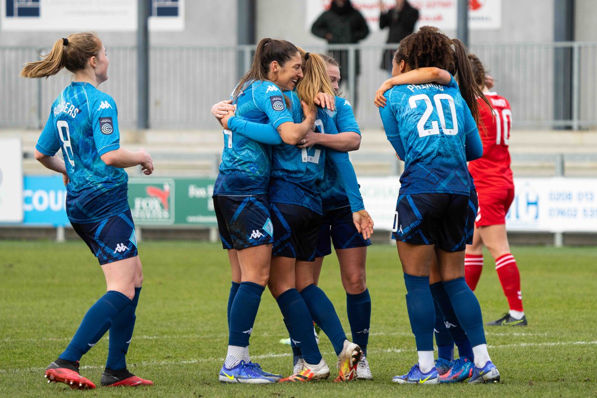 LC_Lionesses's tweet photo. Some shots from a hard fought afternoon at Princes Park! 📸

#ThePride 🦁 https://t.co/erkONDEqn2