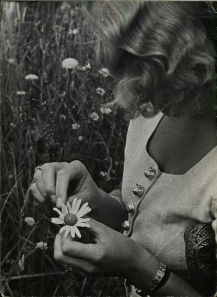 literlandweb1's tweet photo. "Tengo tu foto; no para acordarme de ti cuando la miro, sino para mirarla cuando me acuerdo de ti".
Julio #Cortázar
📷Tina Tarnoff https://t.co/7U8Hi9iAMM
