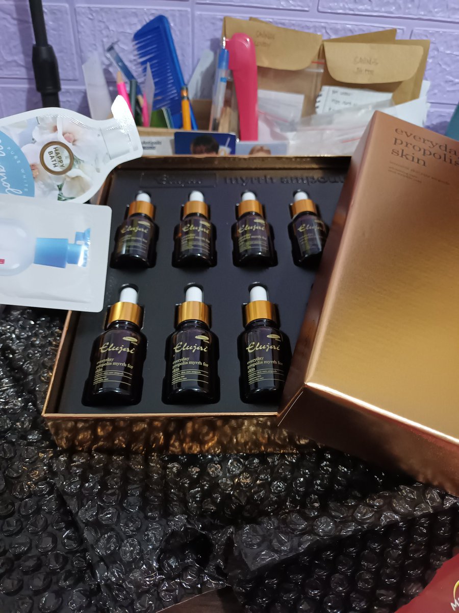 LovelyGrace89's tweet photo. Box palang wow na wow na 😍 thank you so much @twt_sdph ang bilis ng shipment at sa freebies 🤩

Literal na box nalang matitira saken kasi taken na lahat yan hahaha, pengee 😅 https://t.co/yMKa7T77Q9