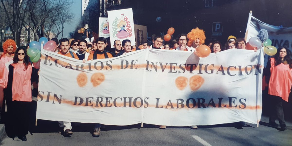 javiergarciamar's tweet image. Hace muchos años de esta foto y sí, muchas cosas han mejorado, pero este #7F sigue siendo cierto que &quot;no podemos hacer ciencia de primera con condiciones laborales de segunda&quot; 👉 nuevecuatrouno.com/2022/01/09/no-… porque #SinCienciaNoHayFuturo y #SinDerechosTampocoHayCiencia