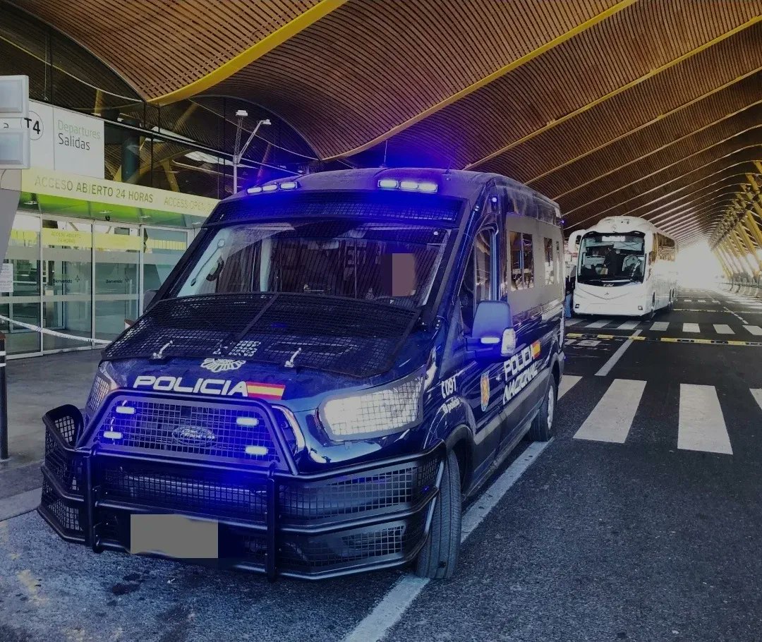 OrcaValencia's tweet photo. Nos las habiais solicitado y aquí tenéis las imágenes de nuestras nuevas furgonetas #UIP de la marca @FordSpain .
#UnidadIntervencionPolicial #IIIUIP #Orca #Valencia https://t.co/SV2KJgDtq3