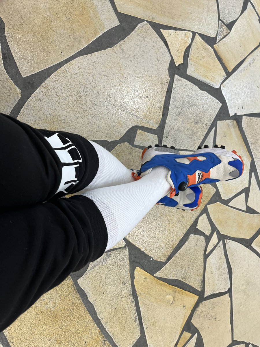 外出も白ハイソックス！