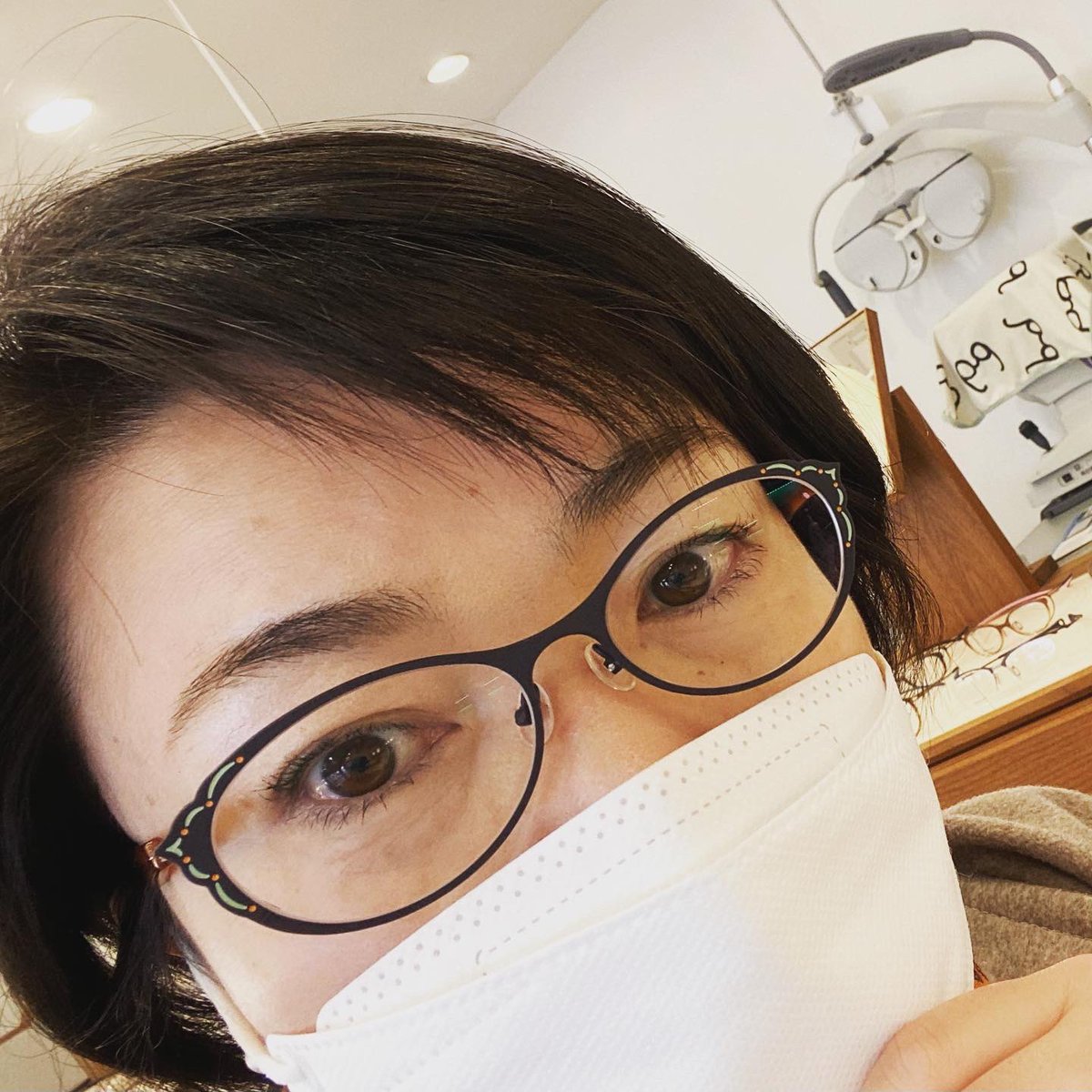 遠近両用眼鏡とコンタクト装着時の手元用眼鏡を作りました しっかり見えることがこんなにもストレス軽減になるとは 後回しにせずにもっと早く作ればよかった 丁寧に検査もしてくれるし センス良いものばかり お店も かわいい オススメです オプティメゾン