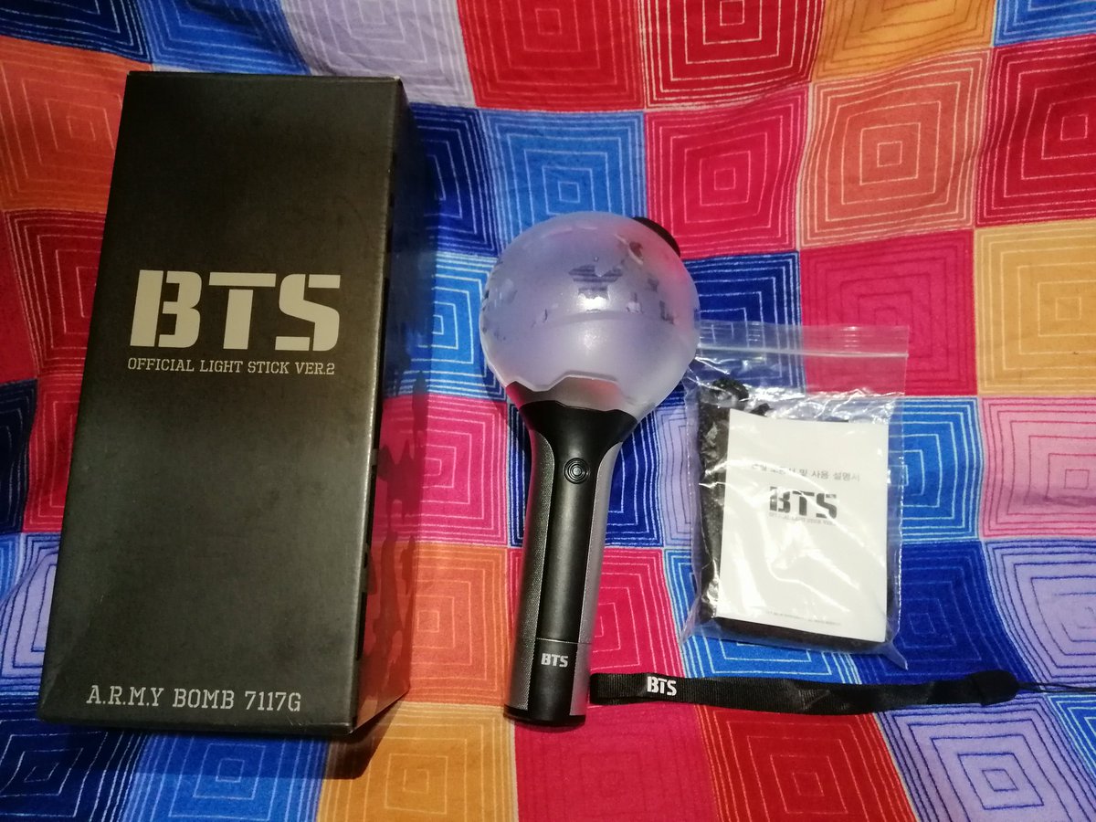 SoulHaulPH's tweet photo. ✨ #SoulHaulPH_Onhands ✨
WTS | LFB | HELP RT 

BTS ARMY BOMB V2 Unsealed 
Box + Light stick + Strap + Dustbag 

CONDITION: 10/10
💸1490 php

MOP : Gcash, Metrobank
MOD : J&amp;T, GGX, Shopee Checkout, Meet Up (Cavite area)

Send us a message if you're interested. https://t.co/ixQcvuwjuH