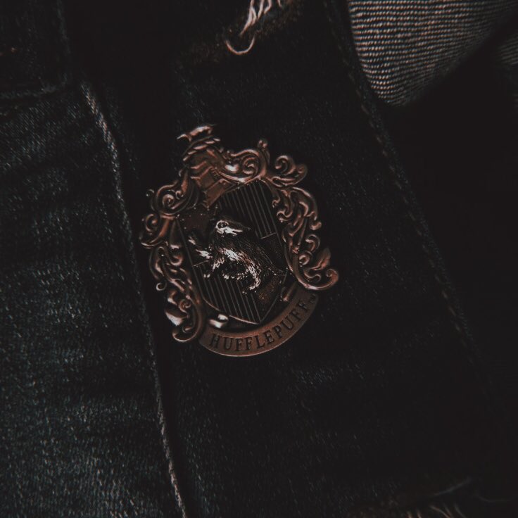 𝐄𝐃𝐖𝐀𝐑𝐃 𝐓𝐎𝐍𝐊𝐒.

➤  17 años
➤  Hufflepuff.
➤  FC a elección.
➤  Amigo (en secreto) de Roxanne. 

#SEBUSCA