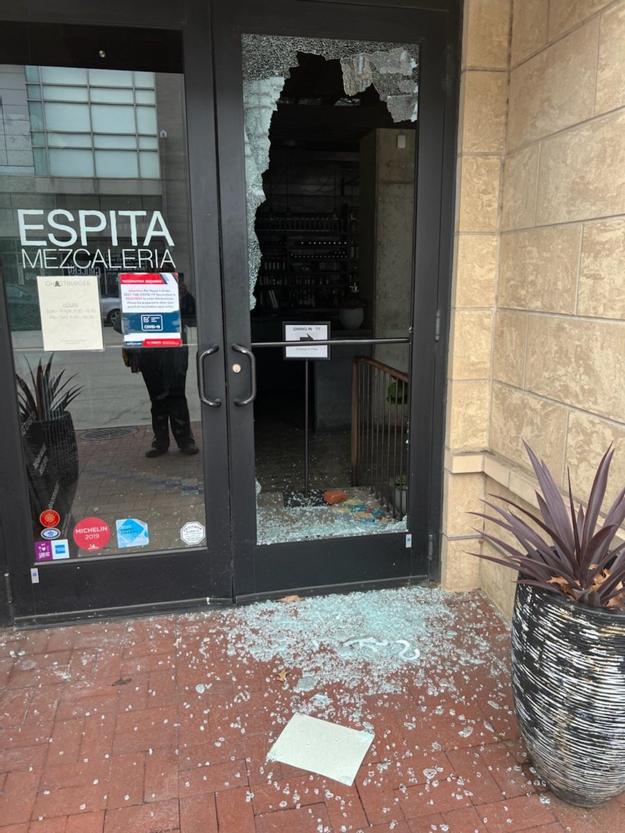 EspitaDC's tweet photo. Happy Monday, DC... Anyone know a good glass guy??  😔 https://t.co/MdpIlzylkM