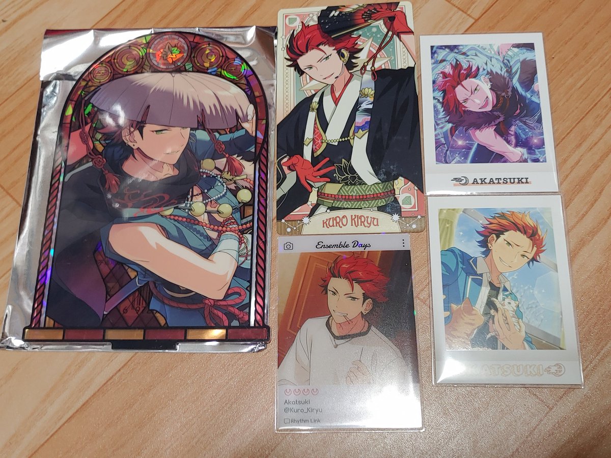 #앙스타장터
홍월 쿠로 스테인드 글라스 아크릴 + 아르카나 카드 + 에모카 + 파샤 2.0 판매합니다.