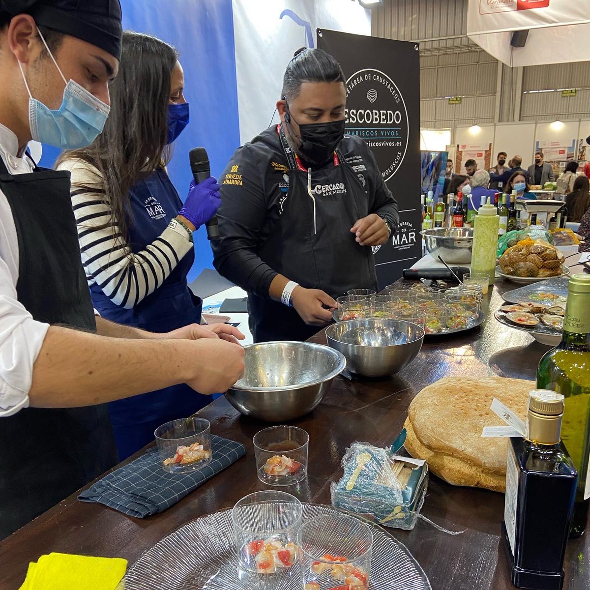 SaboraMalaga's tweet photo. ¡Nadie se quiere quedar sin probar las #conchasfinas malagueñas de #ViverosEscobedo que nos ha preparado @eliastang83 de #mercadosanmartin1982! ¡Llenazo total! 💙 #hyt22 https://t.co/CHpWWZ53i3