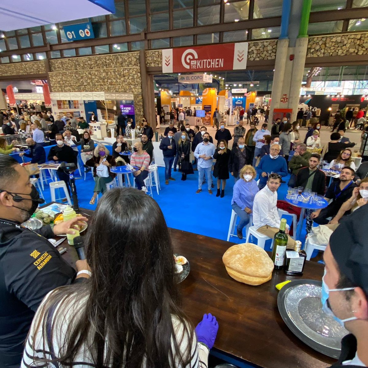 SaboraMalaga's tweet photo. ¡Nadie se quiere quedar sin probar las #conchasfinas malagueñas de #ViverosEscobedo que nos ha preparado @eliastang83 de #mercadosanmartin1982! ¡Llenazo total! 💙 #hyt22 https://t.co/CHpWWZ53i3