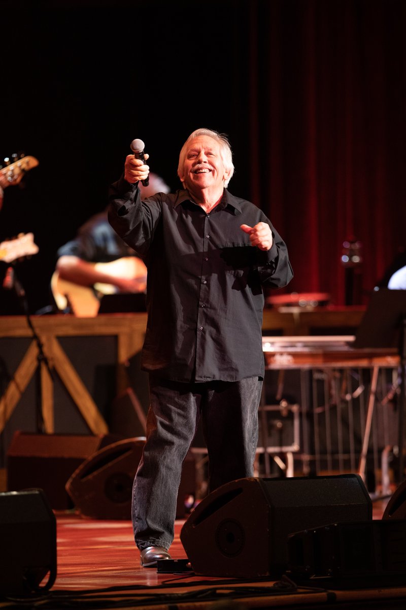 Wishing Opry star John Conlee a happy 41st Opry anniversary today! 🎈