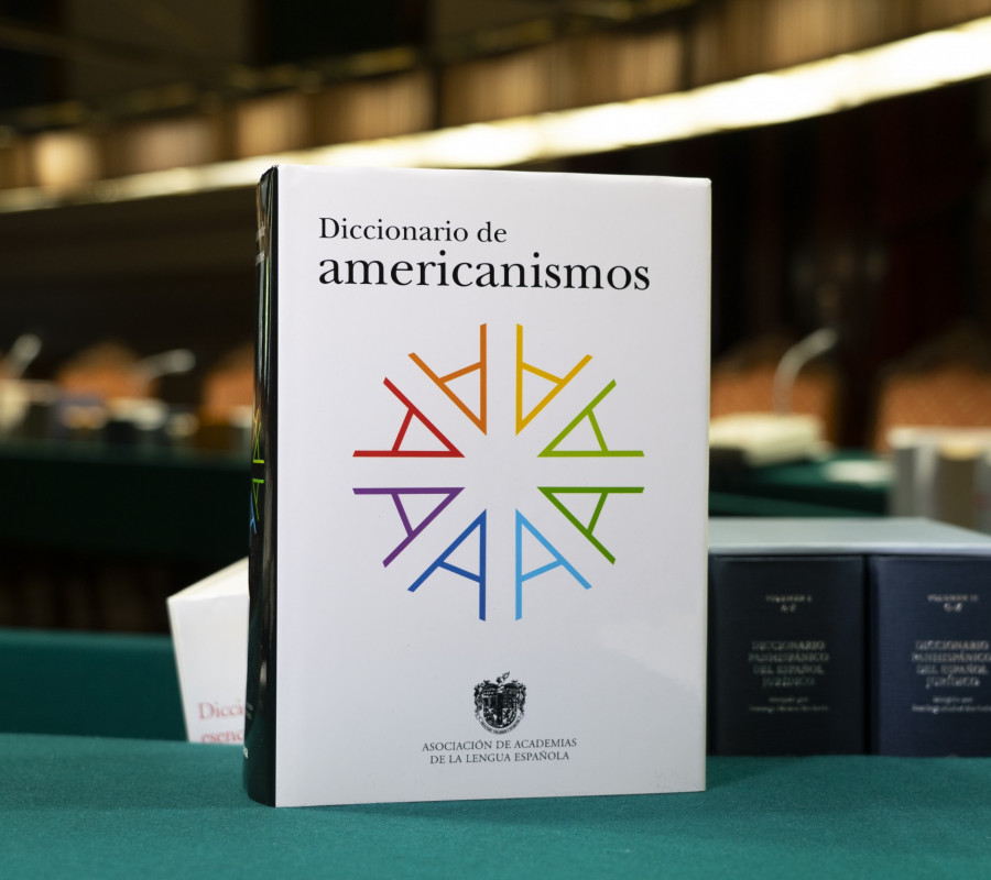 RAEinforma's tweet photo. Con 70 000 voces, lexemas complejos, frases y locuciones y 120 000 acepciones, el «Diccionario de americanismos», fruto de años de trabajo de las academias de la lengua, pretende recoger todas las palabras propias del español de América.

Consúltelo aquí: https://t.co/qPcnSWtGog. https://t.co/dr7YNDI8iH