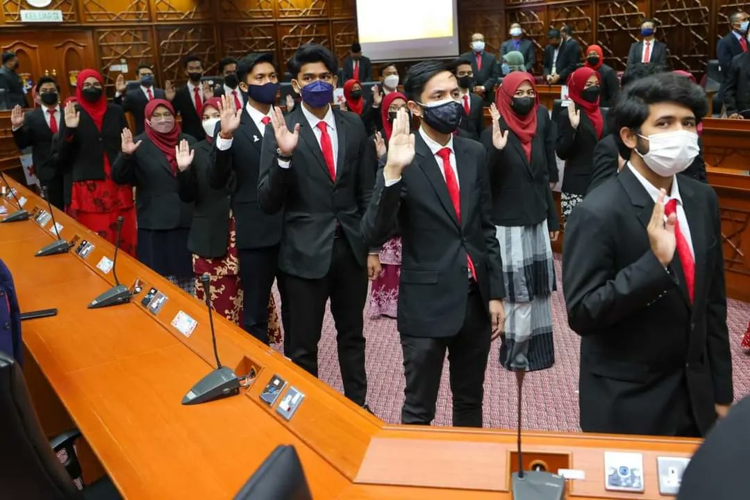 ukm_my's tweet photo. Naib Canselor UKM, Prof Dato’ Ts. Dr. Mohd. Ekhwan Haji Toriman menyampaikan watikah pelantikan Majlis Perwakilan Pelajar UKM bagi Sesi 2021/2022 yang diadakan di Bilik Senat, hari ini. #UKMsharing #UKMmoments #mppukm https://t.co/J7gBcym3c8
