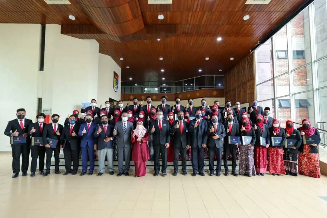ukm_my's tweet photo. Naib Canselor UKM, Prof Dato’ Ts. Dr. Mohd. Ekhwan Haji Toriman menyampaikan watikah pelantikan Majlis Perwakilan Pelajar UKM bagi Sesi 2021/2022 yang diadakan di Bilik Senat, hari ini. #UKMsharing #UKMmoments #mppukm https://t.co/J7gBcym3c8