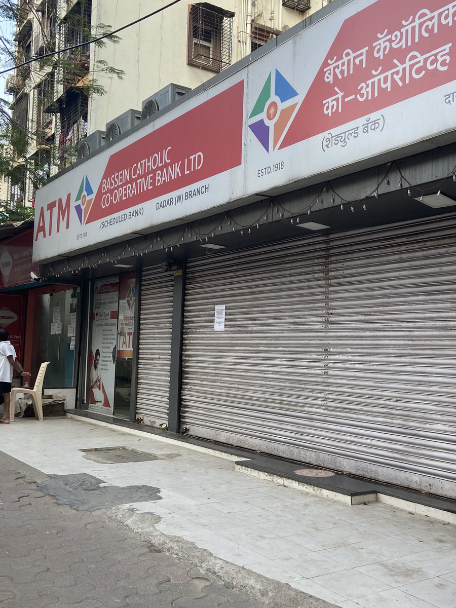 Andreak104's tweet photo. @mybmc @bmcmumbai @AUThackeray 
Gutter right outside Chitrakoot apts is always filled with Chinese oil, Dosa aata, spoons, waste etc by hawkers around. After repeated warning they keep doing this &amp; has created filthy foul smelling slush choked drainage, slippery oil slick. #help https://t.co/1F3PmdBNhx