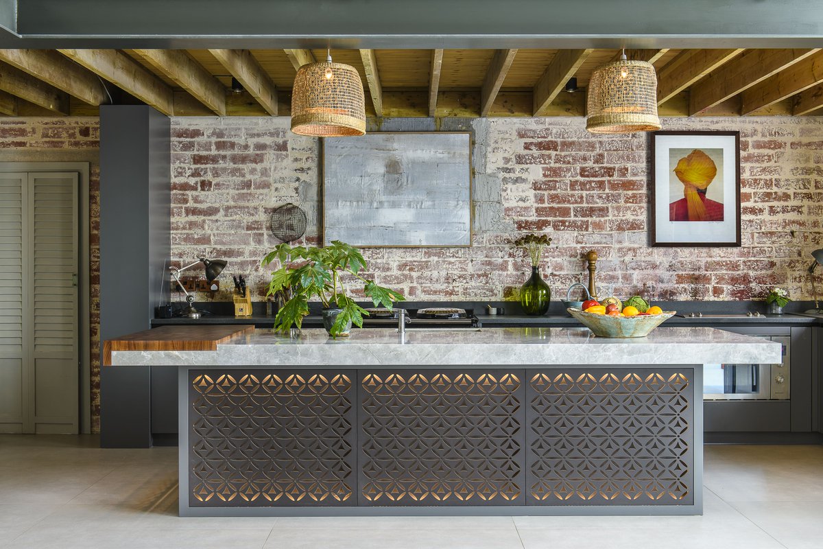 stonehamkitchen's tweet image. The #rustic feel of the #brickwork beautifully complements the sleek aesthetic of Stoneham's #handleless furniture in this #kitchen by David Haugh. The intricate #kitchenisland is both visually stunning and acts as the ideal social space with plenty of functionality.