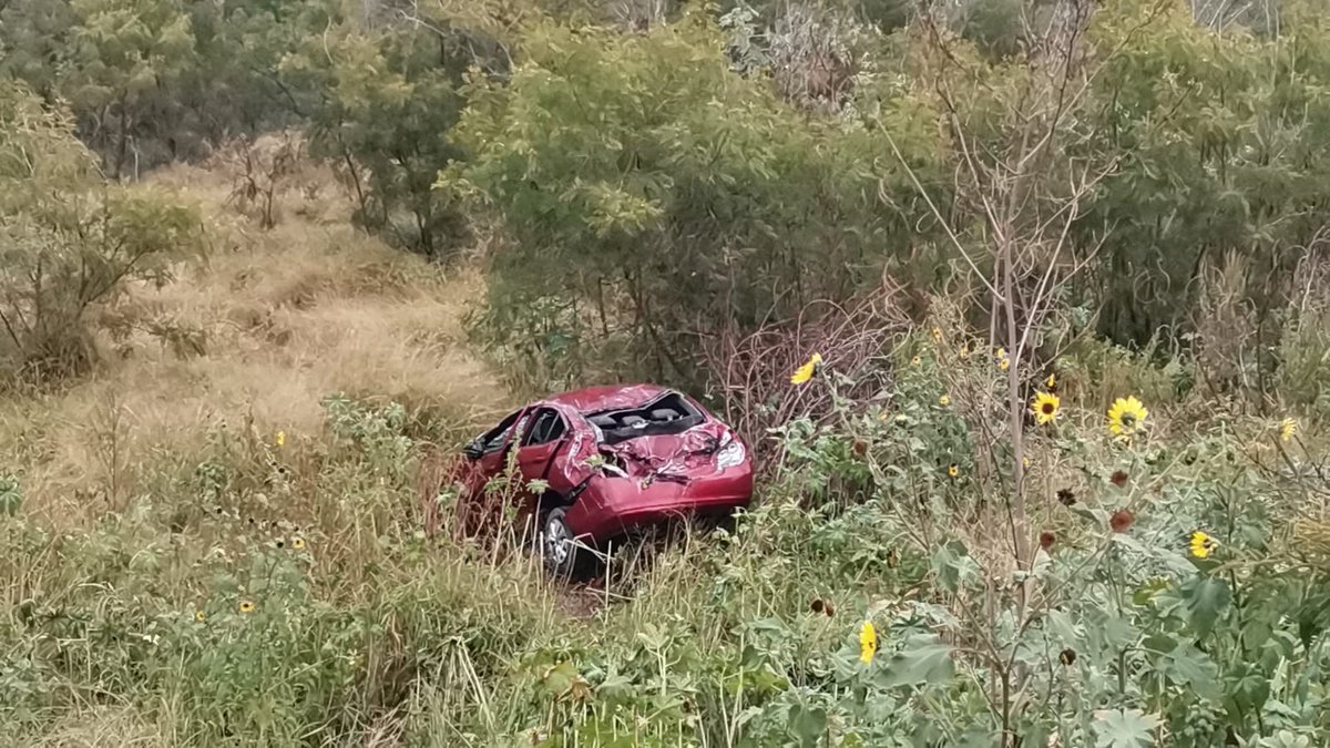 Vehículo cae al lecho del río Santa Catarina en la avenida Morones Prieto y Eugenio Garza Sada en #Monterrey
