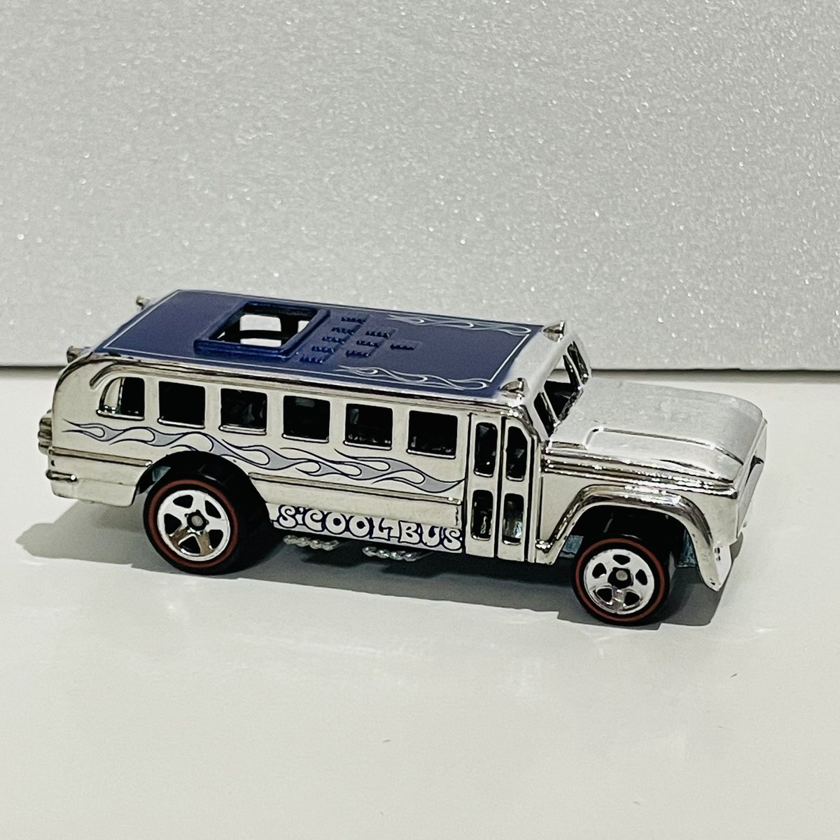 hotwheels22_ltd's tweet photo. おやすみなさいの前にS'Cool Bus🚌✨ネームからして超クール❤️パッカーンするし🥰
久々にジオラマ作ってるし！主婦は忙しいんだぞ‼️おやすみ😘
#hotwheels #ホットウィール #SCoolBus #ジオラマ https://t.co/m7Fxv8jZrJ