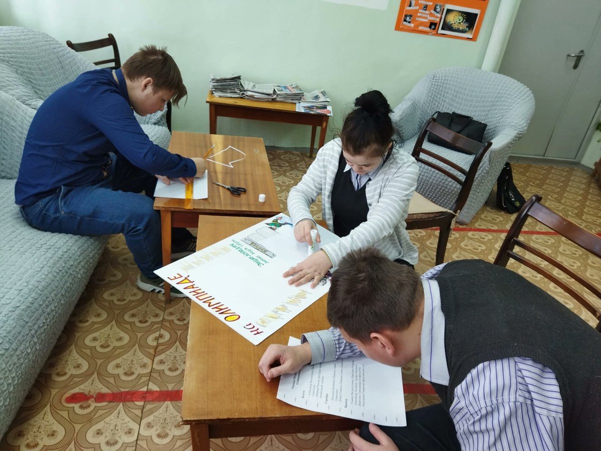GBOU71's tweet photo. Зимней олимпиаде 2022 года  выпускники 12 класса посвятили  композиционную выставку  плакатов, которые сделали  своими руками. Такая интересная выставка проходит в нашей школе! И уже заинтересовала младшие клас��ы! https://t.co/jxa2i5GojN