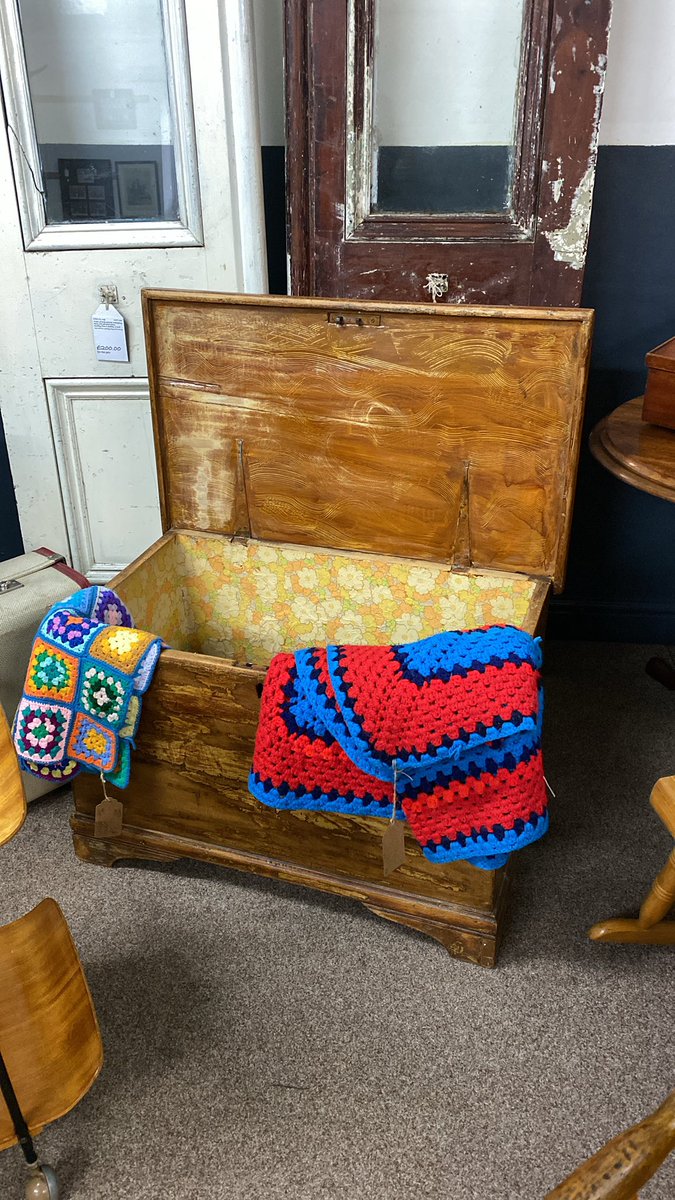 astraantiques's tweet image. A pine blanket box will never go out of favour. #homestaple #pineblanketbox #pinechest #pine #oldpine #blanketbox #storagewithstyle #toybox #homeinteriors #astraantiquescentre #hemswell #lincolnshire #nurserystorage Open 10-5
