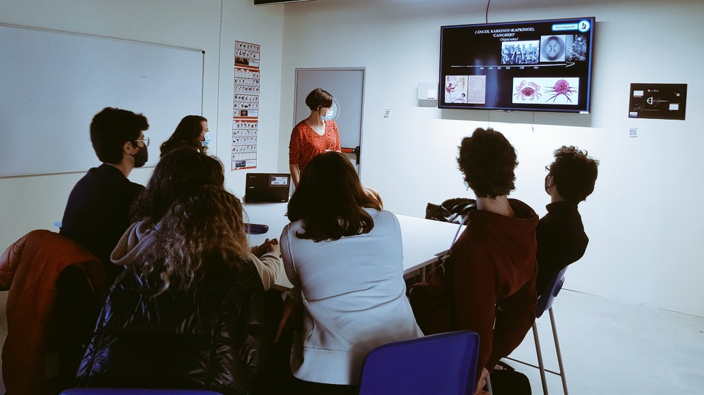 EscuelaIdeo's tweet photo. "El cáncer: pieza a pieza". Nos visita Vanesa Lafarga, bióloga molecular, especializada en #cáncer y enfermedades #neurodegenativas,  para acercar a #Bachillerato los avances científicos en este ámbito  @CNIOStopCancer #SemanaCienciaIdeo https://t.co/R6DUO5atg4