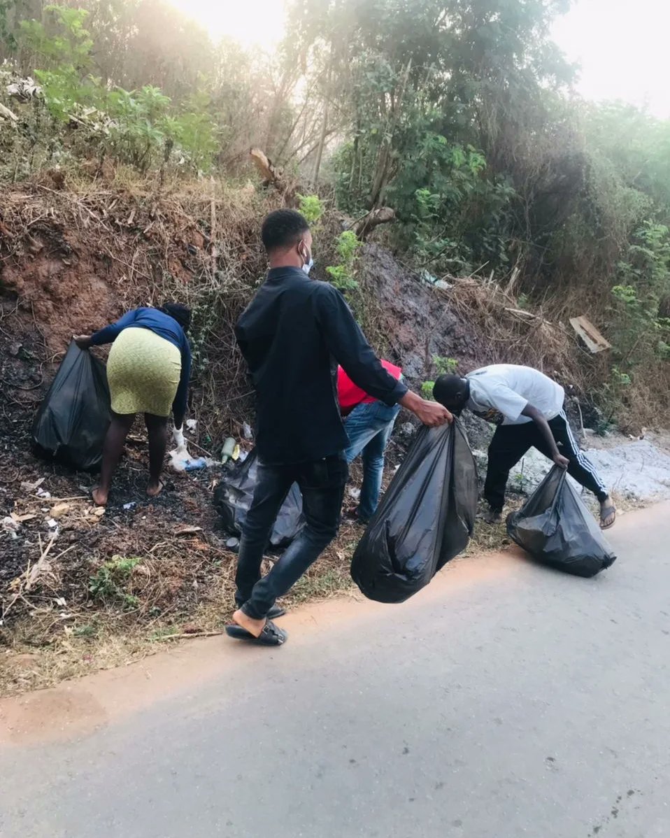 ploggingnigeria's tweet photo. *Number of Bags (plus weight) of Other Wastes Plogged: 18(41.4kg)*

*Duration of Plogging:* *2hrs*

*Distance covered: 2km*

#PloggingClubFUTA
#PloggingNigeriaClub
#WeKeepFitToKeepClean
#FitPeopleInCleanCommunities https://t.co/f7uYziHtDt