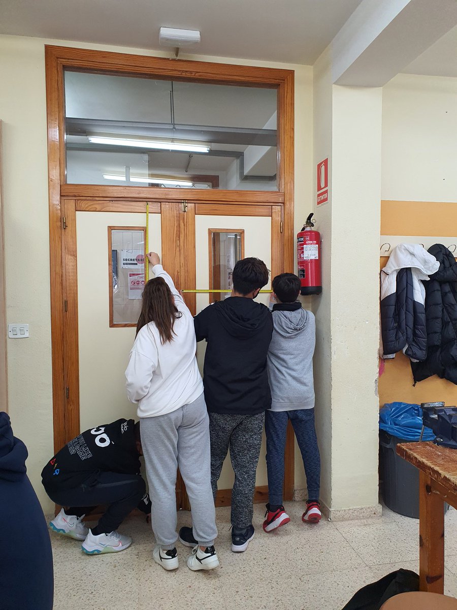 susivegabenito's tweet photo. Los alumnos de 2° ESO del @QuartodPortmany han trabajado las escalas con un escape room en el taller de tecnologia. Su misión ¡ salvar el IES! Y lo han conseguido! Gracias @manolomatoses por el video inicial.
Sites actividad https://t.co/VAPg8B1axt https://t.co/p4YC7kdkJL
