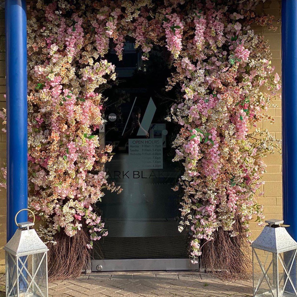 Spring has sprung at our cirencester salon 🌺🌸 

Special thanks to @oopsadaisycirencester again for another flowertastic floral  arch. 🥰
#markblakehair #oopsadaisy #cirencester #supportsmallbusiness #supportlocal #cirencesterhairdresser #cirencesterflorist #floral #floraldesign