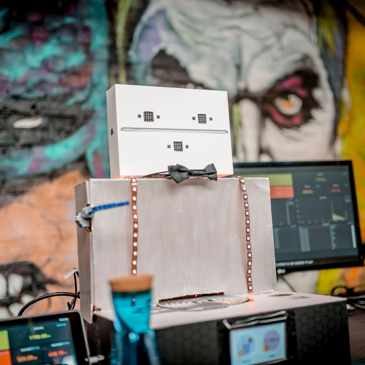 MakerFaireGent's tweet image. Februari = #tourneeminerale! Op #makerfairegent 2019 presenteerde @CoderMauro2008 zijn Ami:Go. Een robot die je helpt om voldoende te drinken. 🌊🚰
Maak jij ook dingen die het leven gemakkelijker maken? We willen het zien! 🚨 Schrijf je in via bit.ly/3uA1kj0
