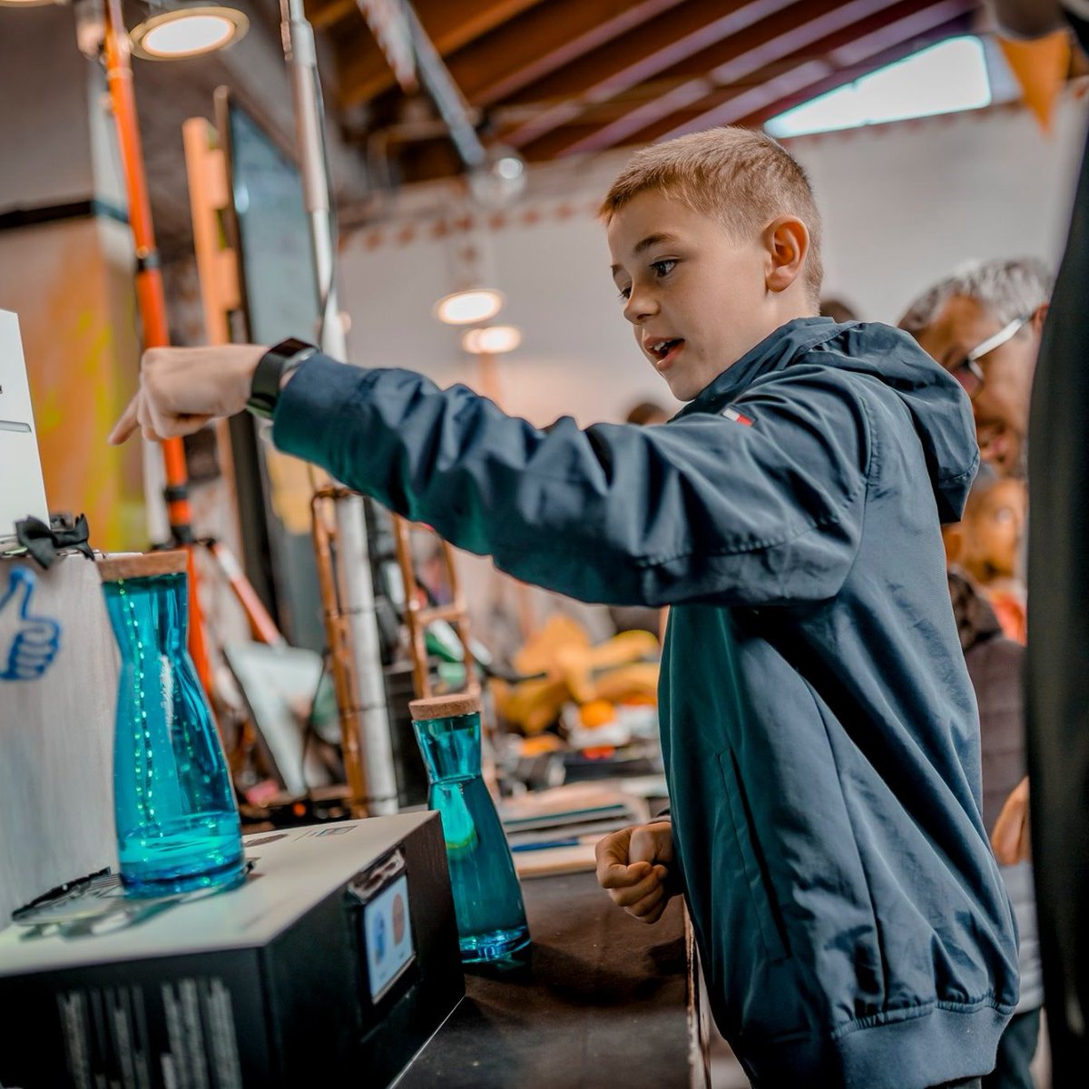 MakerFaireGent's tweet image. Februari = #tourneeminerale! Op #makerfairegent 2019 presenteerde @CoderMauro2008 zijn Ami:Go. Een robot die je helpt om voldoende te drinken. 🌊🚰
Maak jij ook dingen die het leven gemakkelijker maken? We willen het zien! 🚨 Schrijf je in via bit.ly/3uA1kj0