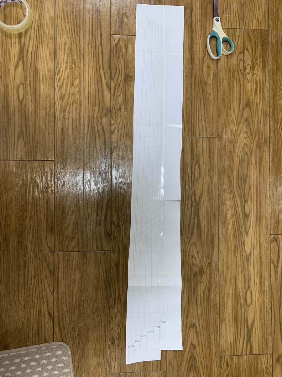 rrryosuke0917's tweet photo. 6弦、24F、ファンフレット で設計、1/1で印刷して張り合わせみたもののハイポジション弾きにくそうw
微妙にフレット 位置がズレてそう・・・ https://t.co/DqH6yjJOzk