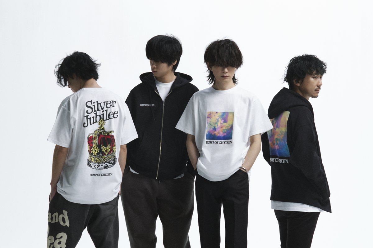 oricon's tweet photo. BUMP OF CHICKEN、延期した幕張公演グッズを通販決定❗ポケモンとのコラボも⚡
https://t.co/B7tjap0HGl

📸メンバーがモデルとなった写真公開。ポケモンとのスペシャルMV「GOTCHA！」にも登場した「ミュウ」をあしらった特別デザイン。

#BUMPOFCHICKEN #バンプ @boc_official_ https://t.co/3gaUMhmesM